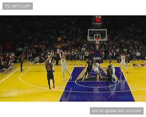 詹姆斯突破分球艾顿空接暴扣，湖人第三节拉开分差战术配合